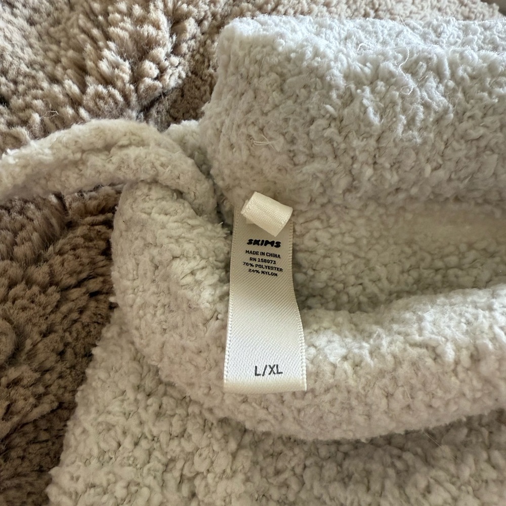 SKIMS Cozy Knit Tie-Front Crop Top and Jogger Loungewear Set in Cream - Picture 3 of 3